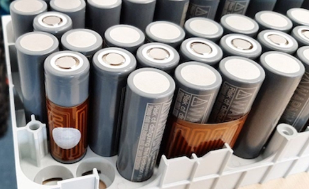 Comment le chauffage en Polyimide aide les Batteries de stockage d’énergie à surmonter le «dilemme de l’hiver»?